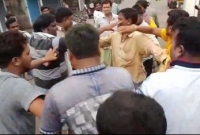 গাড়ি থামিয়ে চাঁদাবাজির প্রতিবাদে ভারতে পুলিশ সদস্যদের বেধড়ক পিটালেন ব্যবসায়ীরা