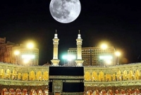 এবার কাবার মিনার ছুঁয়ে গেল পূর্ণিমার চাঁদ!