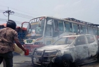 দীর্ঘ যানজটে ভুগে ম্যাজিস্ট্রেটের গাড়িতে আগুন দিলেন ক্ষুব্ধ যাত্রীরা