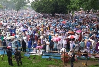 প্রচণ্ড বৃষ্টি উপেক্ষা করে শোলাকিয়ায় ‍চার লক্ষাধিক মুসল্লির ঈদ জামাত