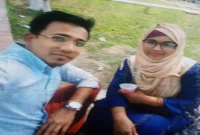 বিয়ের দাবিতে কলেজ ছাত্রের বাড়িতে শিক্ষিকার অনশন!