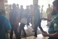  বঙ্গবন্ধু শেখ মুজিব মেডিকেল বিশ্ববিদ্যালয়ে আন্দোলনরত চিকিৎসকদের ওপর পুলিশের লাঠিচার্জ