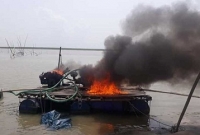 নদীতে অবৈধভাবে বালু উত্তোলন করায় ড্রেজার পুড়িয়ে দিলেন এসিল্যান্ড