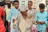  বৃদ্ধ ভিক্ষুকের সাড়ে ১৯ হাজার টাকা ছিনতাই, কাঁদতে কাঁদতে মাটিতে লুটিয়ে পড়ে বার বার মূর্ছা