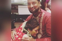 বাবাকে জড়িয়ে কাঁদলেন নায়িকা নুসরাত