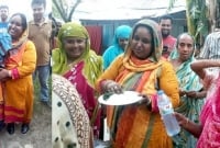 নিজেকে আর ধরে রাখতে পারলেন না মেয়র আইভী, রাস্তায় দাঁড়িয়ে ভাত খেলেন