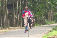 ৯২ বছর বয়সেও সাইকেল চালিয়ে স্বাস্থ্যসেবা দিচ্ছেন বৃদ্ধা