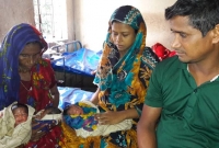 সাত ঘন্টার মধ্য দুই দফায় ৩ সন্তান জন্ম দিলেন চুমকি বেগম!