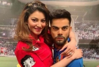 অনুষ্কা নয়, বিরাট কোহলিকে জড়িয়ে ধরলেন এই বলিউড সুন্দরী