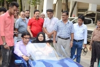  স্ত্রীকে পাশে বসিয়ে সারাদেশে আলোড়ন সৃষ্টি করা আকাশের সেই গাড়ি চালালেন ডিসি