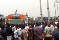 বিড়ির দাম কমানোর দাবিতে ঢাকা-টাঙ্গাইল মহাসড়ক অবরোধ