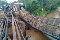  ট্রেন ছিটকে খালে- যাত্রীদের মাল নিয়ে পালাচ্ছে চোর