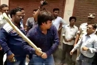 সকলের সামনেই সরকারি কর্মকর্তাকে ব্যাট দিয়ে বেধড়ক পেটালেন বিজেপি এমপি