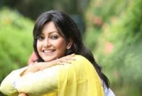 ওমরা শেষে অভিনয় ছাড়ার ঘোষণা দিলেন অভিনেত্রী নওশীন