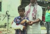 ফায়জানের ভেঙেছে বাম হাত আর ডাক্তার ব্যান্ডেজ করেছেন ডান হাতে