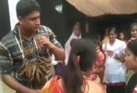 গৃহবধূর সঙ্গে পরকীয়া, জুতার মালা পরিয়ে ঝাঁটাপেটা 