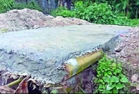 বাঁশ ও কলাগাছ দিয়ে কালভার্ট নির্মাণ!