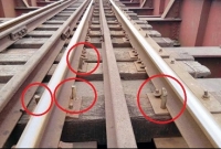 রেল সেতুতে লোহার নাটের পরিবর্তে বাঁশের গোজ!