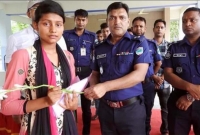 বিনা টাকায় পুলিশে চাকরি পেয়ে কাঁদলেন পিতৃহারা মেয়েটি