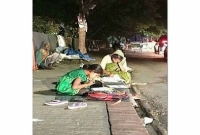 ফুটপাতে বসে ল্যাম্পপোস্টের আলোতে মেয়েকে পড়াচ্ছেন হতদরিদ্র মা!