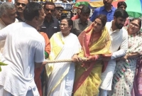 রথযাত্রায় নুসরাতকে নিয়ে রথ টানলেন মমতা ব্যানার্জী