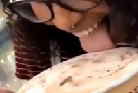 শপিংমলের আইসক্রিম নিয়ে এক নারীর কাণ্ড!