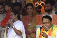 ধর্ম না বদলে আমি হজ করতে চাই: মমতার উদ্দেশে মুকুল রায়