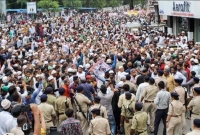 ভারতে বিক্ষোভ মিছিল করার অপরাধে মুসলিম যুবকদের গ্রেফতার করছে পুলিশ