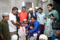 না খেয়ে থাকা এতিম শিশুদের বুকে টেনে নিলেন অজিয়র রহমান