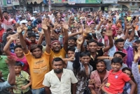 রাস্তা বন্ধ করায় রিকশা চালকের আকুতি, মা আমাগো কতাগুলো শেখ হাসিনারে বইলো