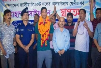 ফুলেল শুভেচ্ছায় ঘরের ছেলে সাইফুদ্দিনকে বরণ করে নিল ফেনীবাসী