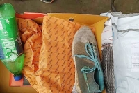 ৩৯ হাজার টাকার দামি জুতো অনলাইনে অর্ডার করে পেলেন ছেঁড়া একটি জুতো, সঙ্গে একটি পানির বোতল!