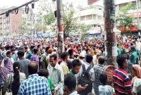 'সড়ক আছে যেখানে রিকশা চলবে সেখানে'- স্লোগানে সড়ক অবরোধ করেছে রিকশাচালকরা