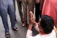 রাস্তায় পুলিশের পা জড়িয়ে বিজেপি মন্ত্রীর কান্না!
