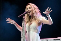 জনপ্রিয় ব্রিটিশ গায়িকাকে বিমানবন্দর থেকেই  ফেরত পাঠাল ইরান