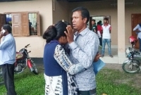 মাত্র ১০৩ টাকায় পুলিশে চাকরি পেয়ে দৌড়ে এসে বাবাকে জড়িয়ে ধরে মেয়ের কান্না