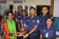 ‘মাগনা পুলিশে চাকরি হয়, এইড্যা আইজ প্রথম দেখলাম’ বলেই কেঁদে দিলেন