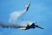 মাঝ আকাশে দুই বিমানের মুখোমুখি সংঘর্ষ