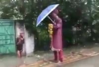 কলাগাছের ভেলায় চড়ে বিয়ে করতে কনের বাড়িতে এলেন বর