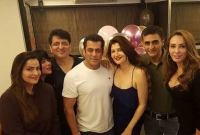 বর্তমান প্রেমিকার সামনে সাবেক প্রেমিকার জন্মদিন উপযাপন করলেন সালমান খান!