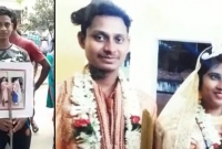 থানার সামনে বউ ফেরতের দাবিতে প্ল্যাকার্ড নিয়ে স্বামী ও তার পরিবার