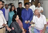 হাসপাতালে কবরীকে দেখতে পেয়ে হাসলেন এটিএম শামসুজ্জামান