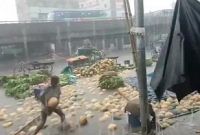 যাত্রাবাড়ীতে হঠাৎ প্রচণ্ড বৃষ্টির স্রোতে ভেসে গেল সব 