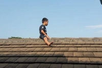 খতনার ভয়ে বাড়ির ছাদে শিশু