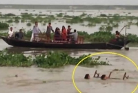 পদ্মায় ডুবতে থাকা দুই নারীকে বাঁচিয়ে দিল কাঠের বেঞ্চ