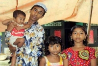 বিদ্যুতের ছেড়া তারে জড়িয়ে মা-বাবার মৃত্যু, অসহায় ৪ অবুঝ শিশু