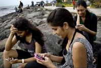 কোনও অবিবাহিত মেয়ে মোবাইল ব্যবহার করলে দেড় লক্ষ টাকা জরিমানা!