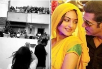 সালমান-সোনাক্ষির শুটিং দেখতে পল্টনে উপচে পড়া ভিড়