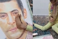 পা দিয়েই সালমানের নিখুঁত ছবি আঁকলেন প্রতিবন্ধী ভক্ত!
