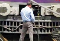 মাঝপথে ট্রেন থামিয়ে চালকের মূত্র ত্যাগ!